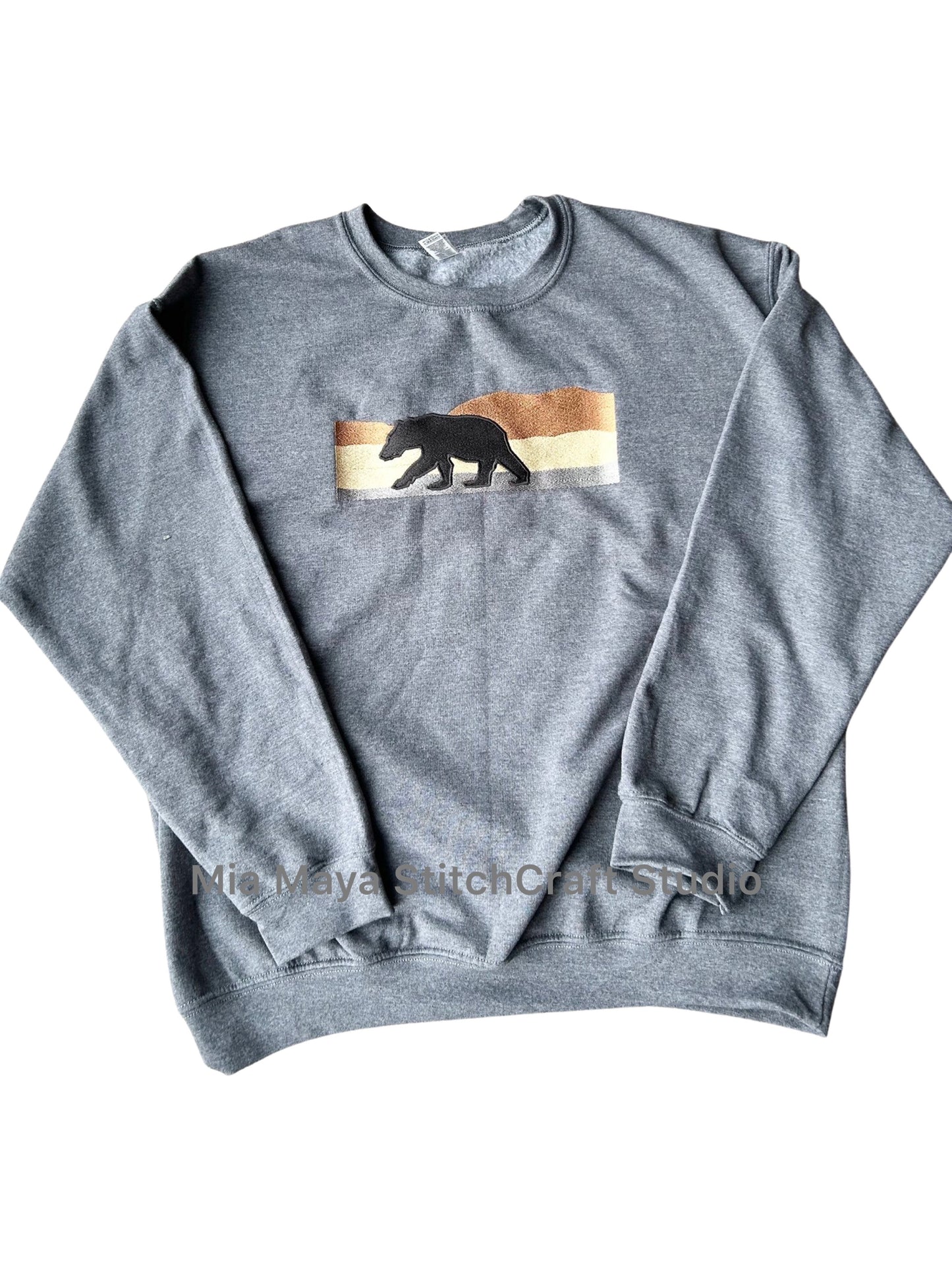 Bear Mountain Embroidery Crew Neck Sweatshirt Alberta Banff in Dark Grey