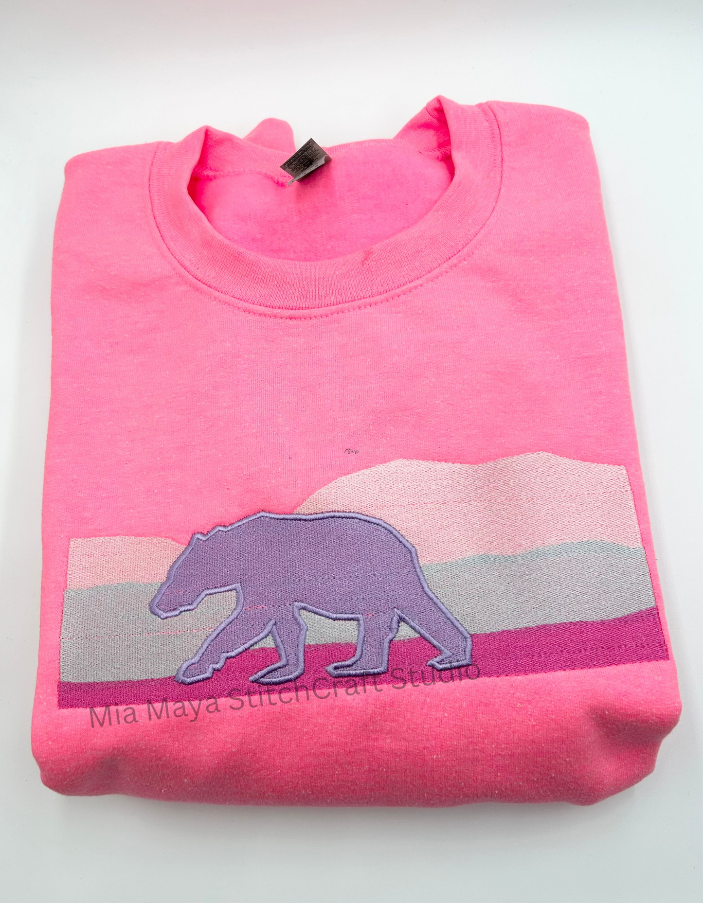 Bear Mountain Embroidery Crew Neck Sweatshirt Alberta Banff in Pink