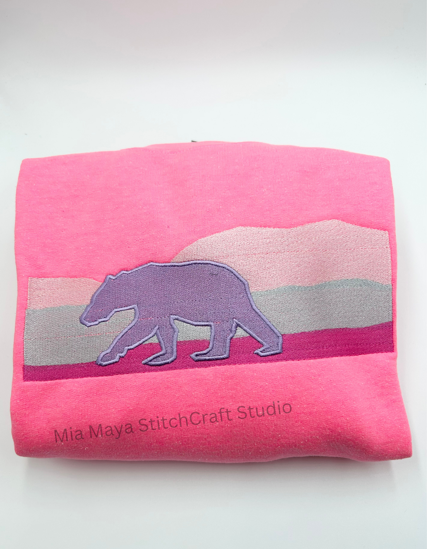 Bear Mountain Embroidery Crew Neck Sweatshirt Alberta Banff in Pink