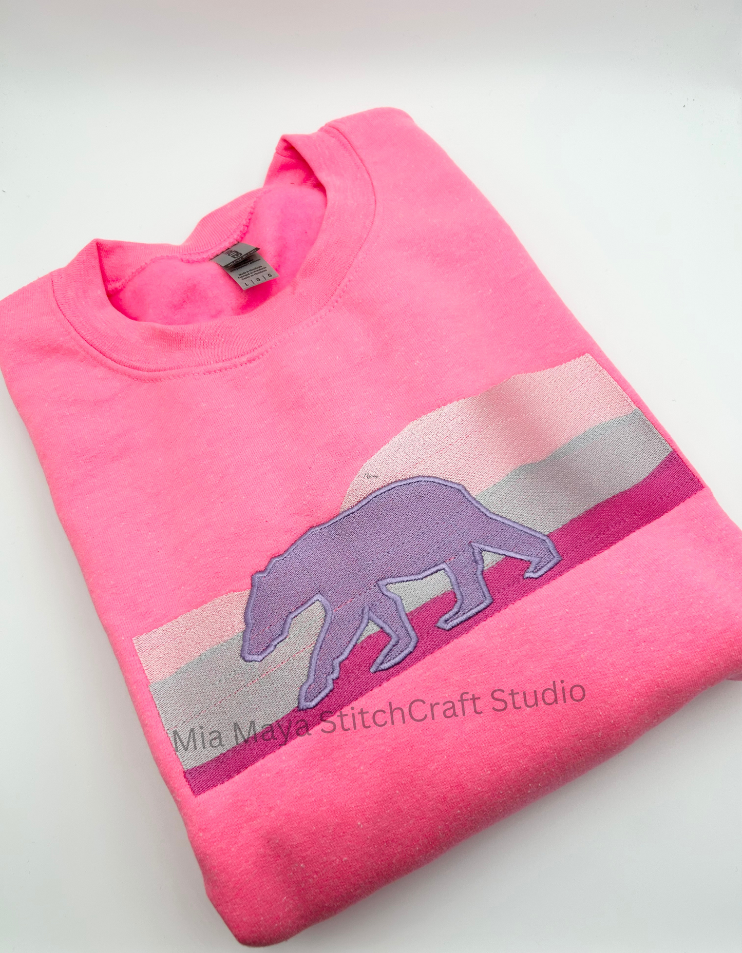 Bear Mountain Embroidery Crew Neck Sweatshirt Alberta Banff in Pink