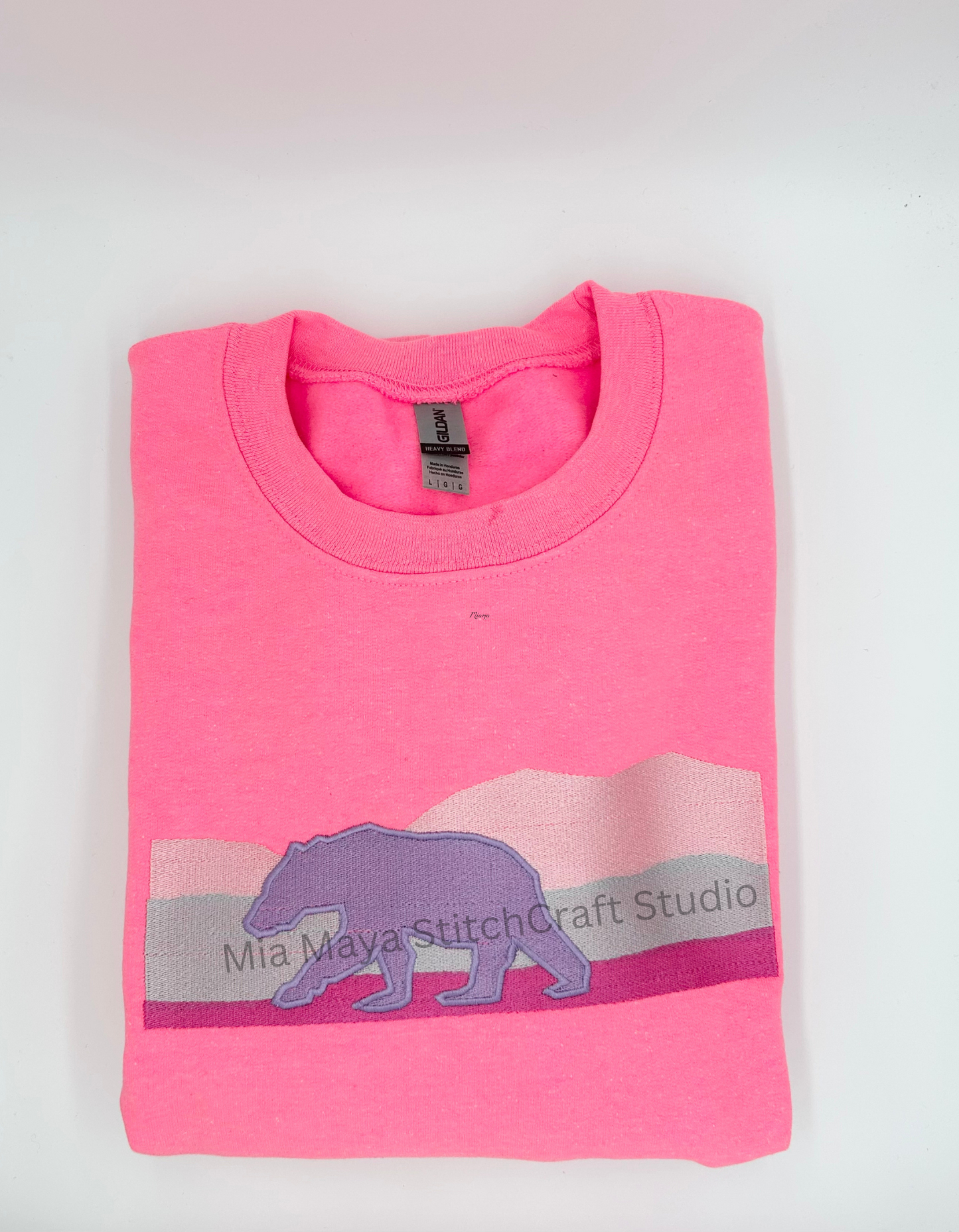 Bear Mountain Embroidery Crew Neck Sweatshirt Alberta Banff in Pink